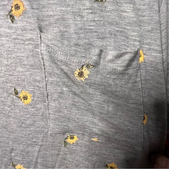 No Boundaries | daisy embroidered grey tee with knot tie front. Medium. NWoT - Picture 7 of 11